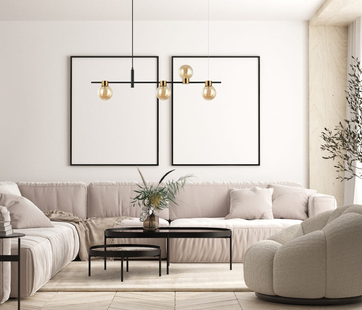 Lampa wisząca Bletter 4-punktowa w kolorze czarnym i bursztynowym, zawieszona w centralnej części pomieszczenia, z czterema okrągłymi kloszami. W tle widoczna jasna kanapa i minimalistyczne ramki na ścianie.