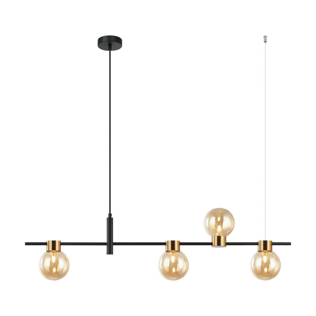 Lampa wisząca Bletter 4-punktowa w kolorze czarnym z bursztynowymi kloszami. Produkt wisi na długim, czarnym przewodzie z okrągłym mocowaniem sufitowym. Trzy szklane kuliste klosze zamocowane na metalowej listwie, z widocznymi źródłami światła.