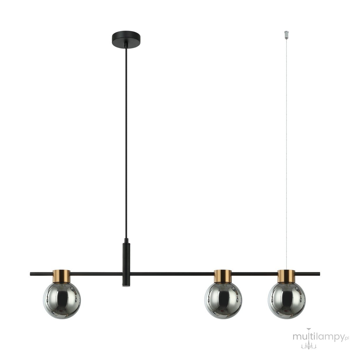 Lampa wisząca Bletter 3-punktowa w kolorze czarnym z dymionymi szklanymi kloszami. Wisi na cienkim, czarnym przewodzie z okrągłym, czarnym mocowaniem sufitowym. Klosze mają złote detale, tworząc nowoczesny wygląd.