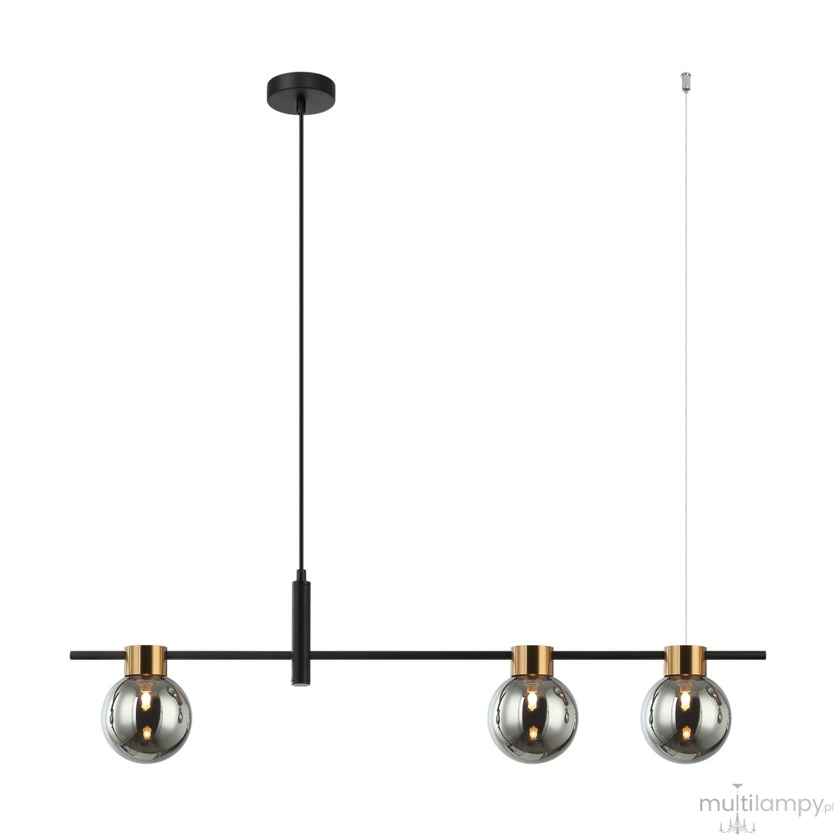 Lampa wisząca Bletter 3-punktowa w kolorze czarnym z dymionymi kloszami. Produkt zawieszony na cienkim, czarnym przewodzie, z trzema okrągłymi kloszami z metalowymi detalami w kolorze złotym.