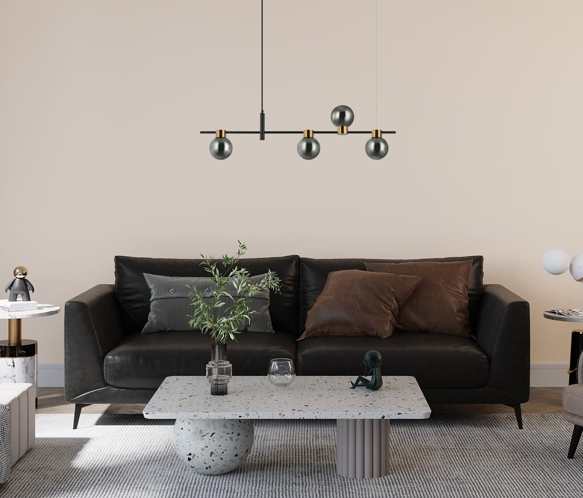 Czarna lampa wisząca Bletter 4-punktowa z dymionymi kloszami, zawieszona nad sofą w nowoczesnym wnętrzu. Klosze umieszczone na prostokątnej ramie, z elementami metalowymi. Otoczenie z sofą, stolikiem kawowym i dekoracjami.
