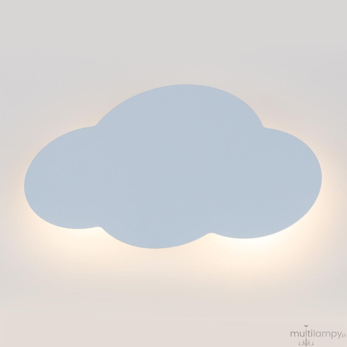 Kinkiet Cloud 2-punktowy w kształcie chmury, w kolorze błękitnym, wykonany z matowego materiału. Zainstalowany na ścianie, emitujący delikatne światło z tyłu. Prosta, zaokrąglona forma dodaje lekkości i nowoczesności wnętrzu.