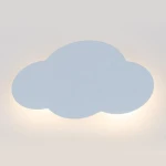 Kinkiet Cloud 2-punktowy w kształcie chmury, w kolorze błękitnym, wykonany z matowego materiału. Zainstalowany na ścianie, emitujący delikatne światło z tyłu. Prosta, zaokrąglona forma dodaje lekkości i nowoczesności wnętrzu.