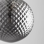 Czarna lampa wisząca Elena z 1 punktem świetlnym, wykonana z przezroczystego szkła z geometrycznym wzorem w formie diamentów. Ujęcie z bliska na klosz, ukazujące detal i fakturę. Tło jasne, minimalistyczne.