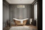Lampa wisząca Francesca D60 LED w kolorze mosiądzu, okrągła z transparentnymi kloszami, zawieszona nad złotą wanną. Otoczenie eleganckiego wnętrza z szarymi ścianami, drewnianą podłogą i białymi akcesoriami.
