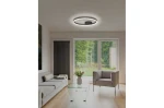 Czarna lampa sufitowa Halo D60 LED o okrągłym kształcie, zamontowana na suficie. Emituje miękkie światło, otoczona jest przez cienką, białą ramkę. Lampa znajduje się w nowoczesnym wnętrzu z sofą, stolikiem i oknami.