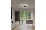 Czarna lampa sufitowa LED Halo D80 z okrągłym kloszem, zamontowana na suficie w nowoczesnym wnętrzu. Widoczne detale to elegancki design oraz minimalistyczna forma. Tło stanowi jasny pokój z sofą i oknem.