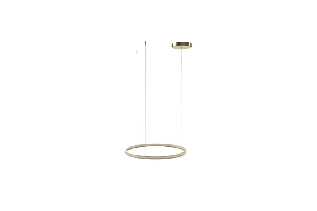 Złota lampa wisząca Halo D60 z jednopunktowym zawieszeniem. Okrągła, minimalistyczna konstrukcja z metalowym wykończeniem. Zawieszona na dwóch cienkich linkach, z okrągłym mocowaniem sufitowym. Tło białe, podkreślające elegancję lampy.