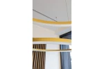 Lampa wisząca LED Halo 100+80+60 w kolorze złotym, składająca się z trzech poziomych pasków. Widok z dołu, ukazujący złote wykończenie i białe elementy. Zawieszona w nowoczesnym wnętrzu, w tle okno z drewnianą dekoracją.