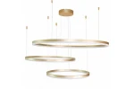 Złota lampa wisząca 3-punktowa Halo 100+80+60 LED z trzema okrągłymi elementami o różnych średnicach. Lampa zawieszona na cienkich żyłkach, z matowym wykończeniem i białą wewnętrzną krawędzią. Montaż sufitowy, nowoczesny design.