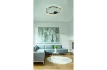 Czarna lampa sufitowa LED Halo D120 z pilotem, okrągła, z delikatnym, złotym pierścieniem wokół centralnego źródła światła. Zamontowana na suficie w nowoczesnym wnętrzu z szaro-niebieską sofą i okrągłym dywanem.