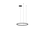 Czarna lampa wisząca Halo D120 LED z pilotem, o okrągłym kształcie, zawieszona na dwóch cienkich linkach. Ujęcie frontalne, ukazujące minimalistyczny design i prostą formę. Idealna do nowoczesnych wnętrz.