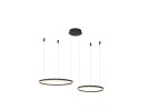 Czarna lampa wisząca Halo 80+60 LED z pilotem, składająca się z dwóch okrągłych kloszy zawieszonych na cienkich linkach. Klosze mają złotą krawędź i są zamontowane na płaskim, okrągłym suficie. Lampa prezentuje nowoczesny design.