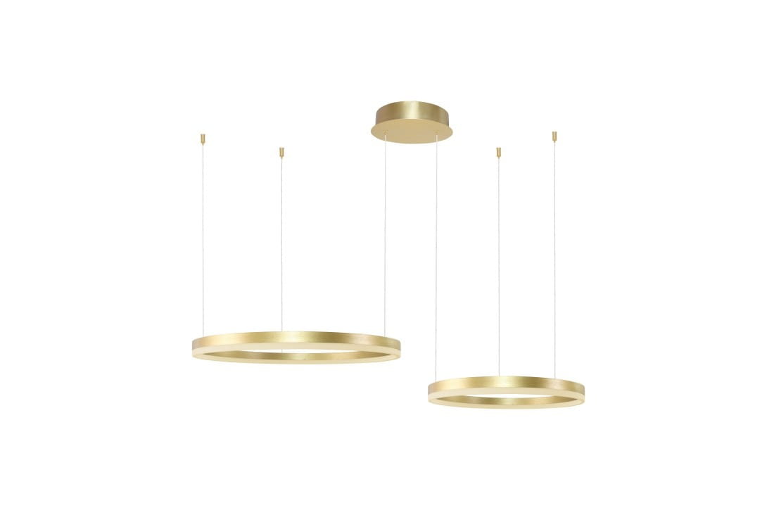 Złota lampa wisząca Halo 80+60 LED z pilotem, 2-punktowa. Składa się z dwóch okrągłych, płaskich pierścieni zawieszonych na cienkich żyłkach. Kąt ujęcia frontalny, na białym tle, podkreślający elegancki design.