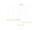 Biała lampa wisząca Halo 80+60+40 z trzema okrągłymi punktami świetlnymi, zawieszona na cienkich linkach. Lampa ma minimalistyczny design, z widocznym pilotem do sterowania. Ujęcie z góry, na jednolitym tle.