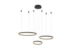 Czarna lampa wisząca Halo 80+60+40 LED z pilotem, składająca się z trzech okrągłych pierścieni o różnych średnicach, zawieszona na cienkich linkach. Wbudowane oświetlenie LED z ciepłym blaskiem, montowana na suficie.