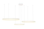 Lampa wisząca LED Halo 100+80+60 w kolorze białym z trzema okrągłymi źródłami światła. Produkt zawieszony na cienkich linkach, z sufitem w białym kolorze. Całość zaprojektowana w minimalistycznym stylu, z możliwością zdalnego sterowania pilotem.
