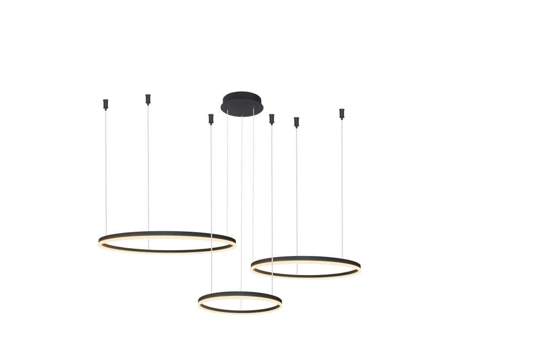 Czarna lampa wisząca Halo 100+80+60 LED z trzema okrągłymi kloszami o różnych średnicach. Lampa zawieszona na cienkich linkach, z pilotem do zdalnego sterowania. Klosze zewnętrzne mają złote akcenty. Ujęcie z boku, na białym tle.