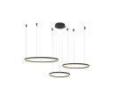 Czarna lampa wisząca Halo 100+80+60 LED z trzema okrągłymi kloszami o różnych średnicach. Lampa zawieszona na cienkich linkach, z pilotem do zdalnego sterowania. Klosze zewnętrzne mają złote akcenty. Ujęcie z boku, na białym tle.