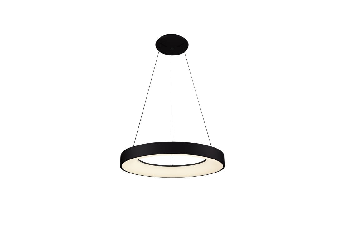 Lampa wisząca Santana D60 w czarnym kolorze, o okrągłym kształcie z białym źródłem światła. Zawieszona na cienkich linkach, z możliwością regulacji jasności za pomocą pilota. Widoczny sufitowy uchwyt montażowy.