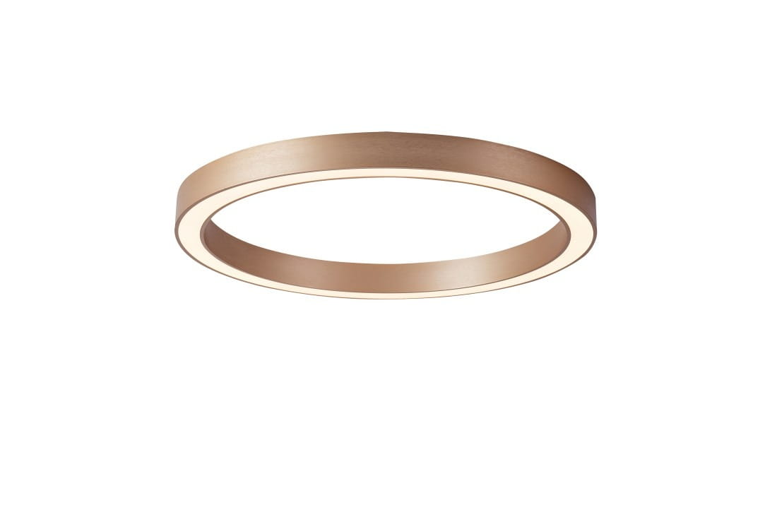 Złoty plafon LED Marco D100, z pilotem, o okrągłym kształcie. Zewnętrzna obręcz matowa, wewnętrzna część emituje światło w zakresie 3000-6500K. Zamontowany na suficie, widoczny z boku, na jednolitym tle.