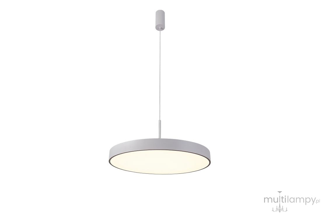 Biała lampa wisząca Marcello D40, okrągła, z pilotem, zawieszona na cienkim przewodzie. Oświetlenie LED w temperaturze barwowej 3000-6500K, z gładką, matową powierzchnią. Metalowa konstrukcja z delikatnym czarnym wykończeniem przy krawędzi.
