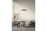 Złota lampa wisząca Marcello D60 z regulacją temperatury barwowej 3000-6500K, zawieszona nad okrągłym stołem. Widoczny minimalistyczny design oraz otoczenie z drewnianymi krzesłami i dekoracyjną roślinnością w tle.