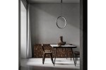 Czarna lampa wisząca Massima D40 LED w kształcie pierścienia, zawieszona nad stołem. Lampa ma minimalistyczny design, w otoczeniu drewnianych mebli i dekoracji, na tle szarej ściany.