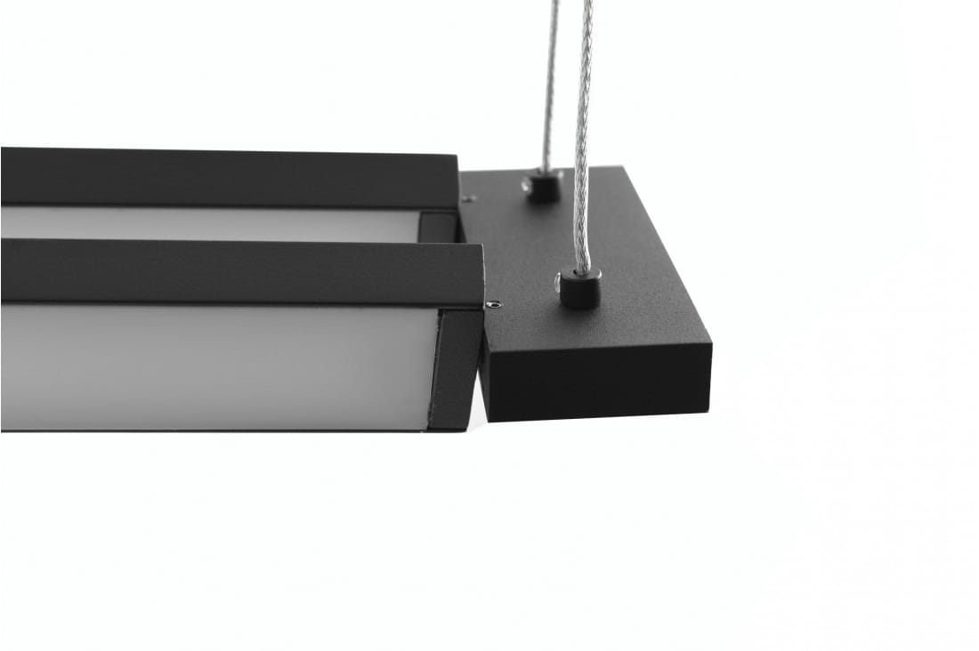 Czarna lampa wisząca Flash 160, 2-punktowa, z matowym kloszem i metalową konstrukcją. Ujęcie z boku, ukazujące mocowanie i zawieszenie na dwóch linkach. Prosty, nowoczesny design, idealna do wnętrz. Wymiary klosza nieczytelne.