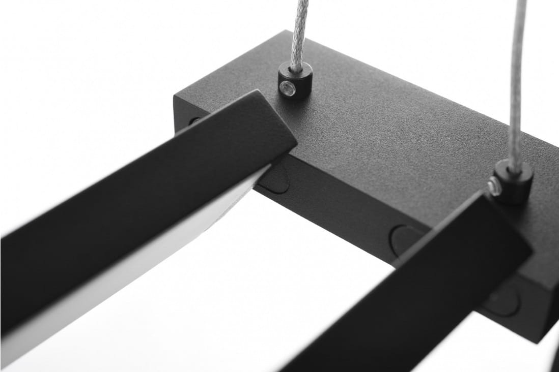 Czarna lampa wisząca Flash 160 4000K z dwoma punktami świetlnymi. Ujęcie z bliska na mocowanie i detale konstrukcji. Widać dwa metalowe ramiona oraz elementy montażowe. Prosta, nowoczesna forma, idealna do minimalistycznych aranżacji.
