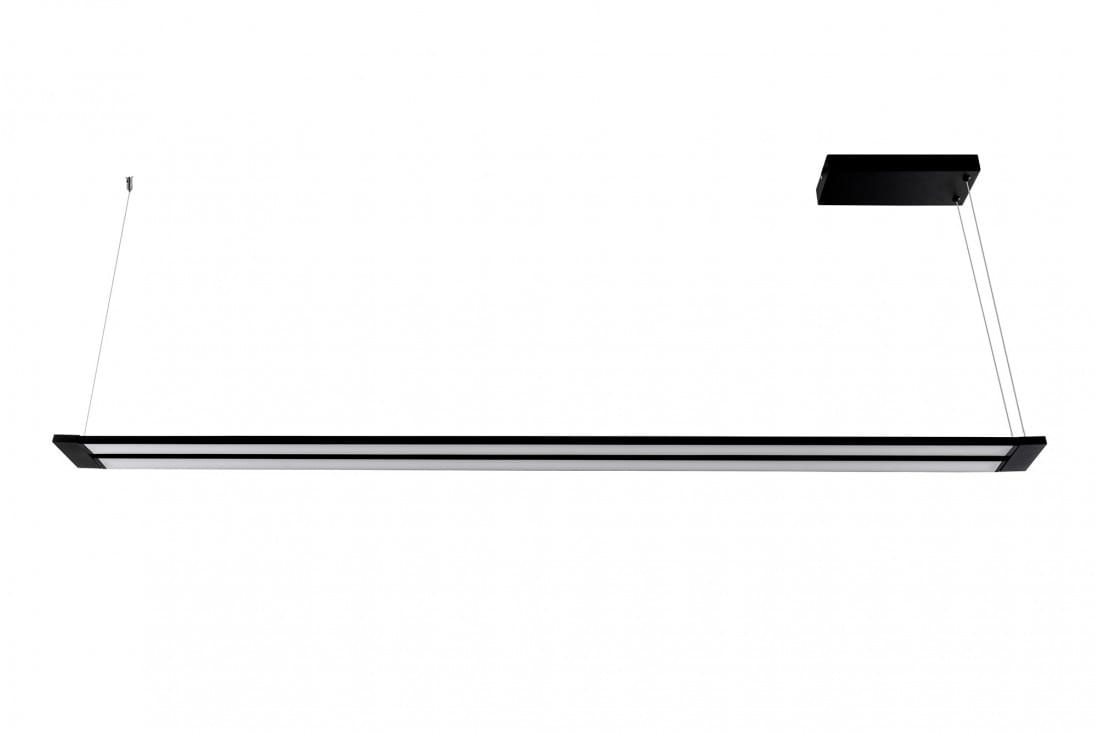 Czarna lampa wisząca LED Flash 160, 4000K, o prostokątnym kształcie, zawieszona na cienkich linkach. Posiada minimalistyczny design z białą osłoną. Ujęcie z przodu, produkt zamontowany pod sufitem, na jednolitym tle.
