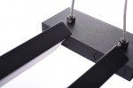 Czarna lampa wisząca 2-punktowa Flash 130, z metalowym korpusem. Ujęcie z boku, pokazujące mocowania i przewody. Prosty, nowoczesny design z minimalistycznymi detalami. Idealna do oświetlenia wnętrz.