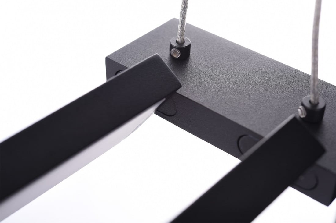 Czarna lampa wisząca LED Flash 130 z dwoma punktami świetlnymi, z metalowym stelażem, zawieszona na stalowych linkach. Zbliżenie na mocowanie i elementy konstrukcyjne. Wymiary i detale nieczytelne.