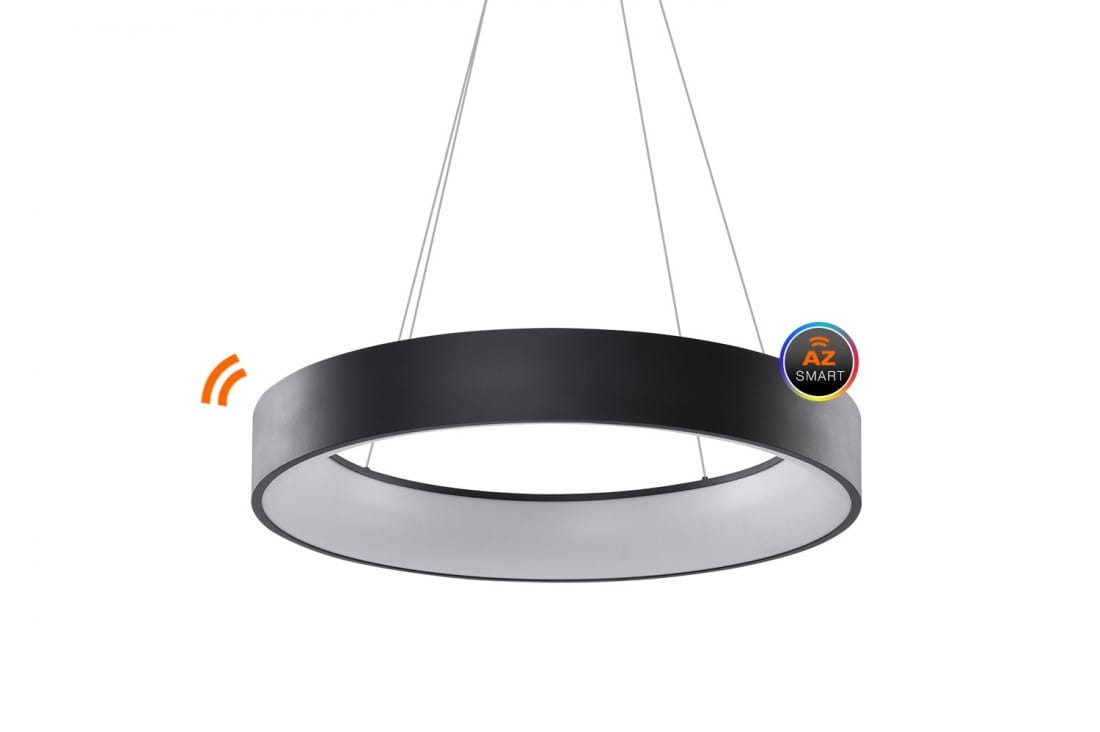 Czarna lampa wisząca Solvent R D80 LED CCT z funkcją Smart Wi-Fi, z pilotem. Okrągły kształt, matowa powierzchnia, zawieszona na cienkich linkach. Widoczny symbol AZ SMART. Jasne, białe światło emitowane przez wewnętrzną część klosza.