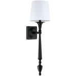 Kinkiet 1-punktowy Austin w kolorze czarnym, z białym kloszem, zamontowany na ścianie. Posiada elegancką, prostą formę z dekoracyjnym detalem przy mocowaniu. Wysoka jakość materiałów, idealny do wnętrz w stylu klasycznym.