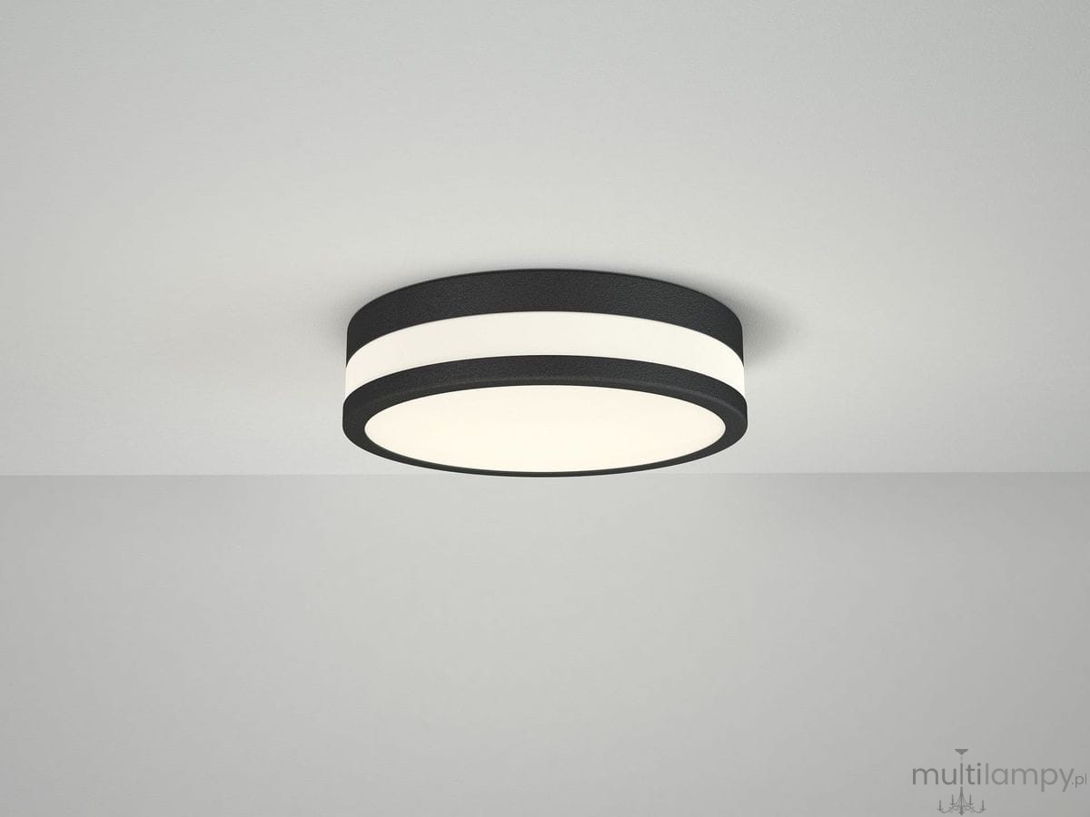 Plafon LED Kari 22 w kolorze czarnym, okrągły, z dwoma białymi paskami. Zainstalowany na suficie, prezentuje minimalistyczny design. Idealny do nowoczesnych wnętrz, zapewnia równomierne oświetlenie. Tło w jasnoszarym kolorze.