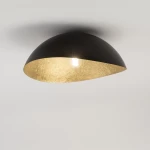 Lampa sufitowa Solaris S w kolorze czarnym z złotym wnętrzem, w kształcie półkuli. Zawiera jedno źródło światła, zawieszona pod kątem, na jednolitym tle. Wykończenie metaliczne, z wyraźnym podziałem kolorów.