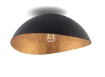 Czarna lampa sufitowa Solaris S 1-punktowa z miedzianym wnętrzem, w kształcie półkuli. Widoczna żarówka w centralnej części. Lampa zamontowana na suficie, na prostym, jasnym tle.