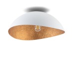 Lampa sufitowa Solaris S w kolorze białym z miedzianym wnętrzem, o półokrągłym kształcie, zawieszona pod kątem. Widoczna żarówka w centralnej części, lampa ma nowoczesny design, idealna do różnych wnętrz.