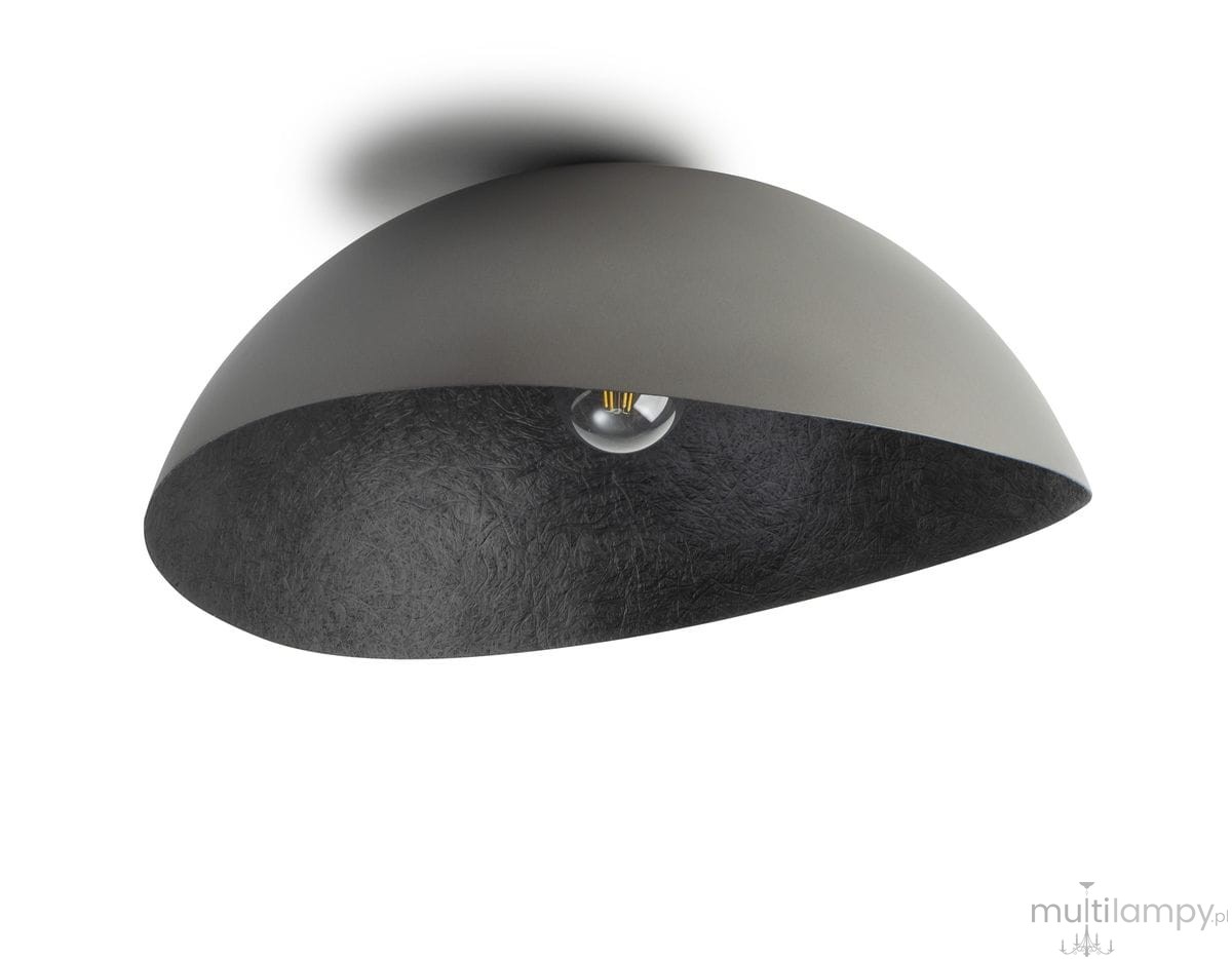 Lampa sufitowa Solaris S 1-punktowa w kolorze srebrnym i czarnym, o zaokrąglonym kształcie. Wnętrze klosza pokryte teksturą, widoczna oprawka na żarówkę. Zawieszona pod kątem, na jednolitym tle.