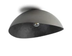 Lampa sufitowa Solaris S 1-punktowa w kolorze srebrnym i czarnym, o zaokrąglonym kształcie. Wnętrze klosza pokryte teksturą, widoczna oprawka na żarówkę. Zawieszona pod kątem, na jednolitym tle.