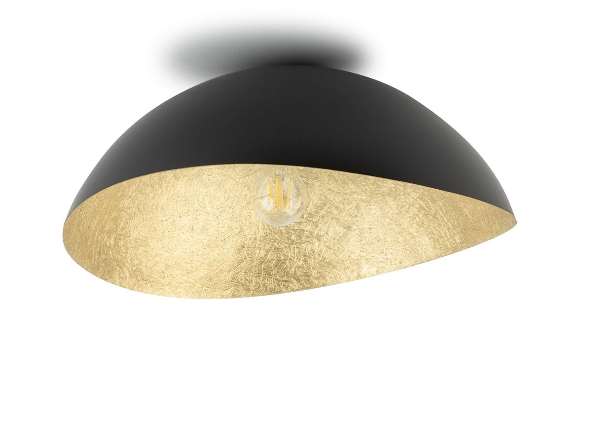 Lampa sufitowa Solaris M w kolorze czarnym z wewnętrzną złotą powłoką. Kształt półokrągły, wisząca, z widoczną żarówką. Tło proste, jasne, podkreślające kontrast między czernią a złotem. Idealna do nowoczesnych wnętrz.