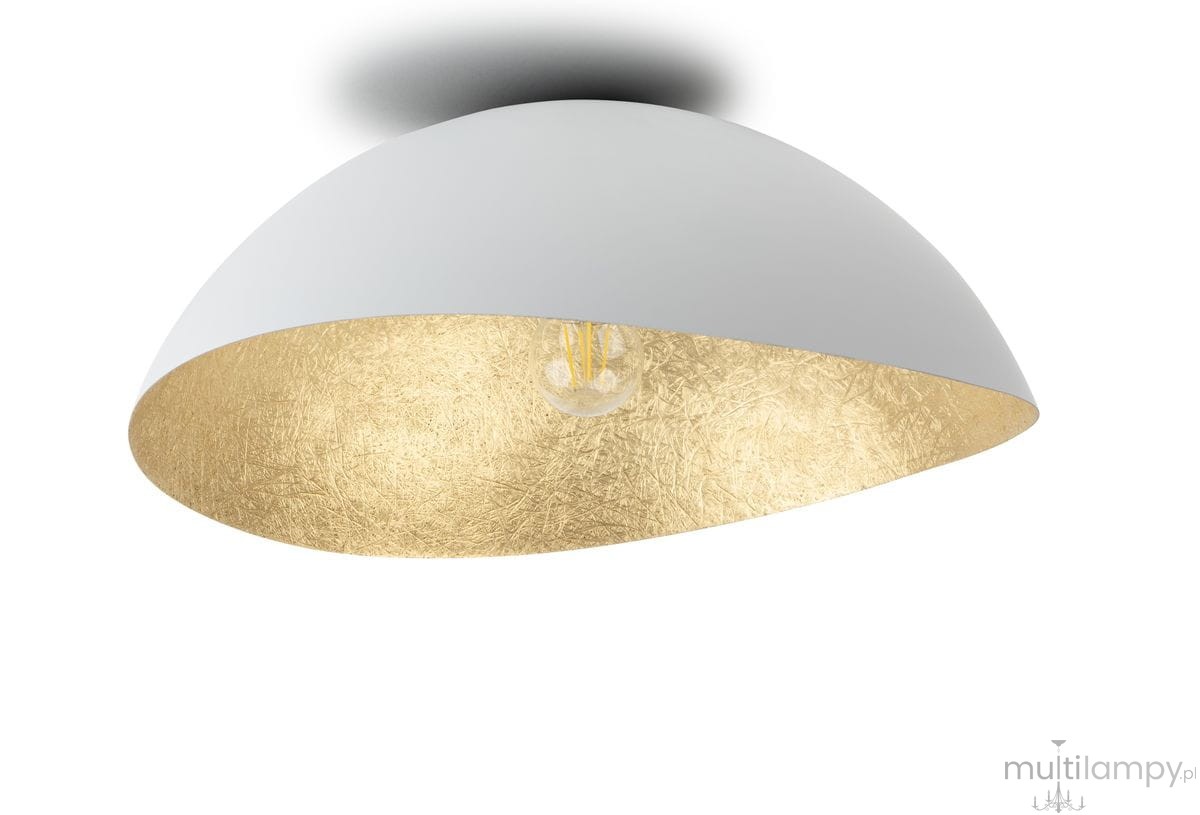 Lampa sufitowa Solaris M w kolorze białym z złotym wnętrzem. Okrągła, półkulista konstrukcja, zawieszona w górnej części zdjęcia. Widoczna żarówka w środku. Tło białe, co podkreśla elegancję lampy. Idealna do nowoczesnych wnętrz.