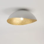 Lampa sufitowa Solaris M w kształcie półkuli, biała z wewnętrzną złotą powłoką. Widoczna pojedyncza żarówka. Ujęcie z dołu, ukazujące elegancki design oraz kontrast kolorów. Idealna do nowoczesnych wnętrz.