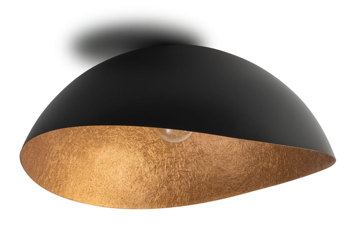 Czarna lampa sufitowa Solaris L z miedzianym wnętrzem, w kształcie lekko spłaszczonej kopuły. Widok z dołu, ukazujący wyraźne detale faktury miedzianej oraz miejsce na żarówkę w centrum. Idealna do nowoczesnych wnętrz.