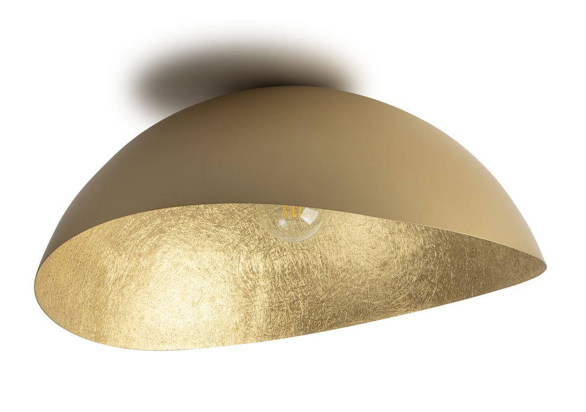 Lampa sufitowa Solaris XL 1-punktowa w kolorze złotym, o zaokrąglonym kształcie. Zewnętrzna powierzchnia matowa, wewnątrz z lustrzaną, złotą fakturą. Widoczna żarówka w centralnej części. Montowana do sufitu, prezentowana z boku.