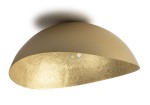 Lampa sufitowa Solaris XL 1-punktowa w kolorze złotym, o zaokrąglonym kształcie. Zewnętrzna powierzchnia matowa, wewnątrz z lustrzaną, złotą fakturą. Widoczna żarówka w centralnej części. Montowana do sufitu, prezentowana z boku.