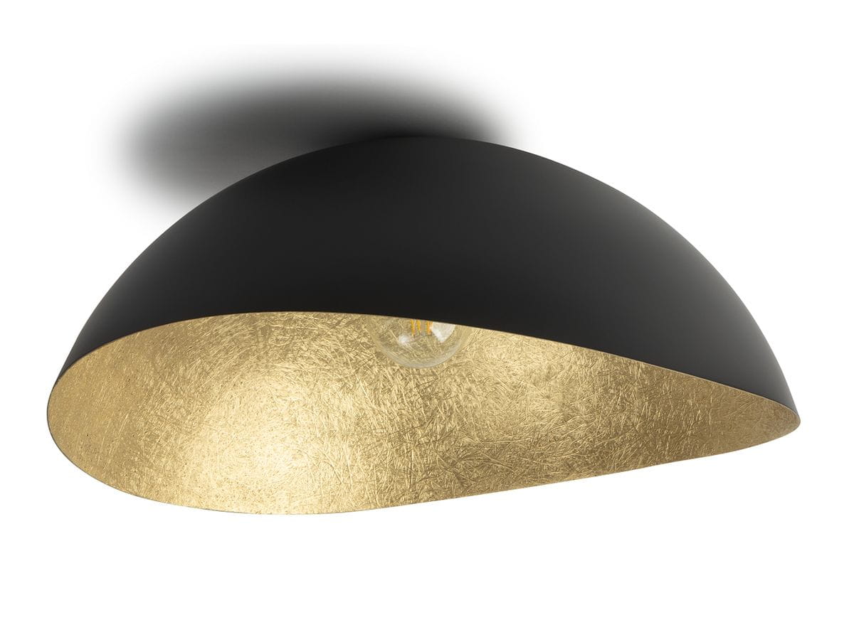 Czarna lampa sufitowa Solaris XL o jednolitej, lekko zaokrąglonej formie z wewnętrzną złotą powłoką. Ujęcie z boku, pokazujące elegancki kształt oraz przestrzeń na żarówkę. Idealna do nowoczesnych wnętrz.