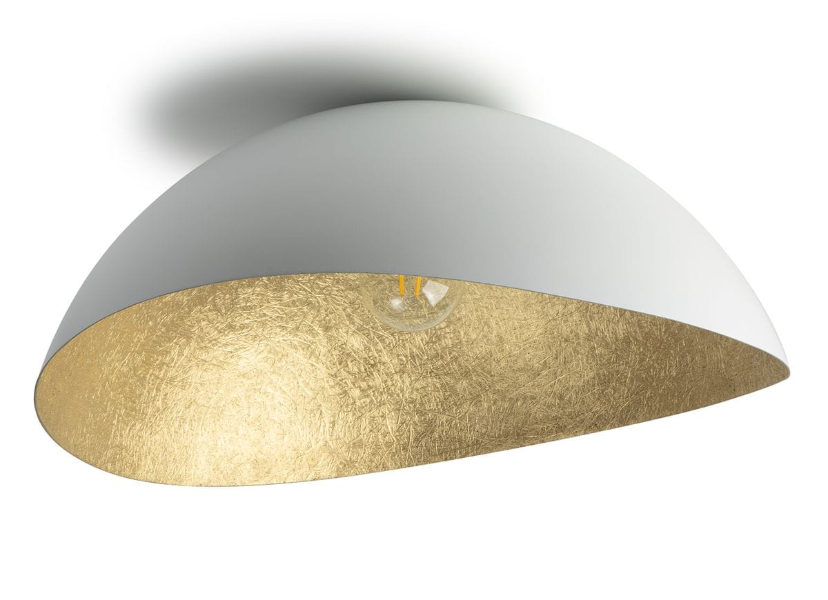 Lampa sufitowa Solaris XL 1-punktowa w kolorze białym z wewnętrzną złotą powłoką. Posiada zaokrąglony kształt, z widoczną żarówką. Ujęcie z dołu, eksponujące detale wykończenia i kontrastujące kolory.