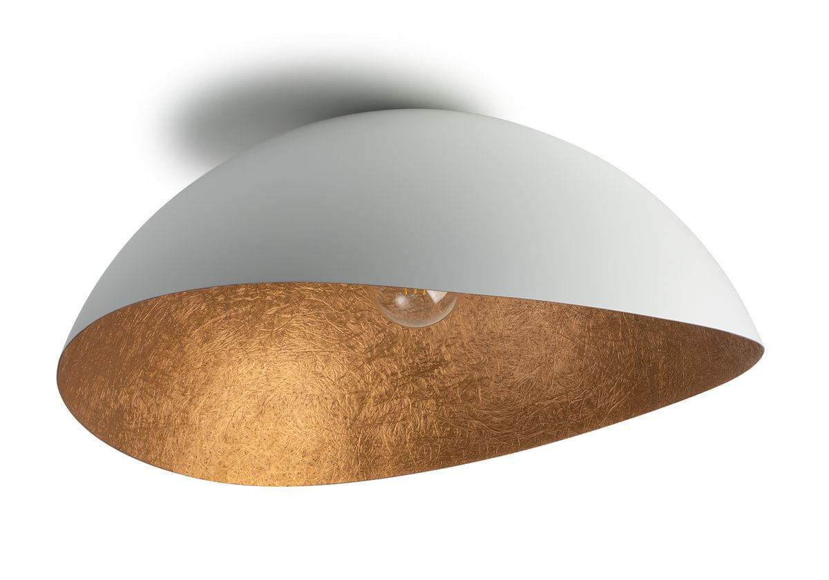 Biała lampa sufitowa Solaris XL w kształcie półkuli z miedzianym wnętrzem. Ujęcie z dołu, lampka zamontowana na suficie, widoczna żarówka. Gładka, matowa powierzchnia zewnętrzna i teksturowane, metaliczne wykończenie wewnętrzne.